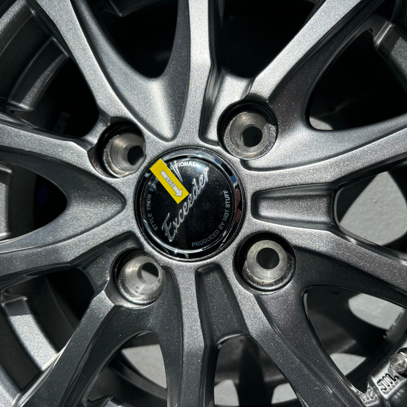 Load image into Gallery viewer, A close-up of the Exceeder Hot Stuff alloy wheels, as part of the wheel and tyre set
